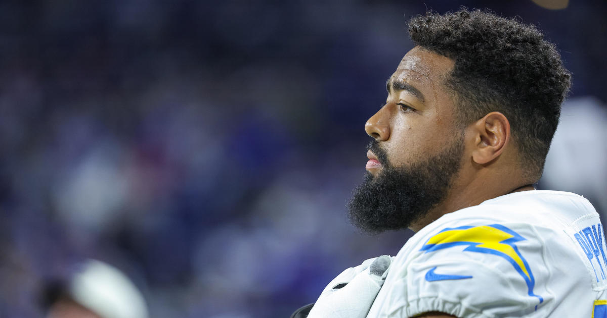 Report: OL Trey Pipkins agrees to remain with Bolts on three-year deal -  CBS Los Angeles