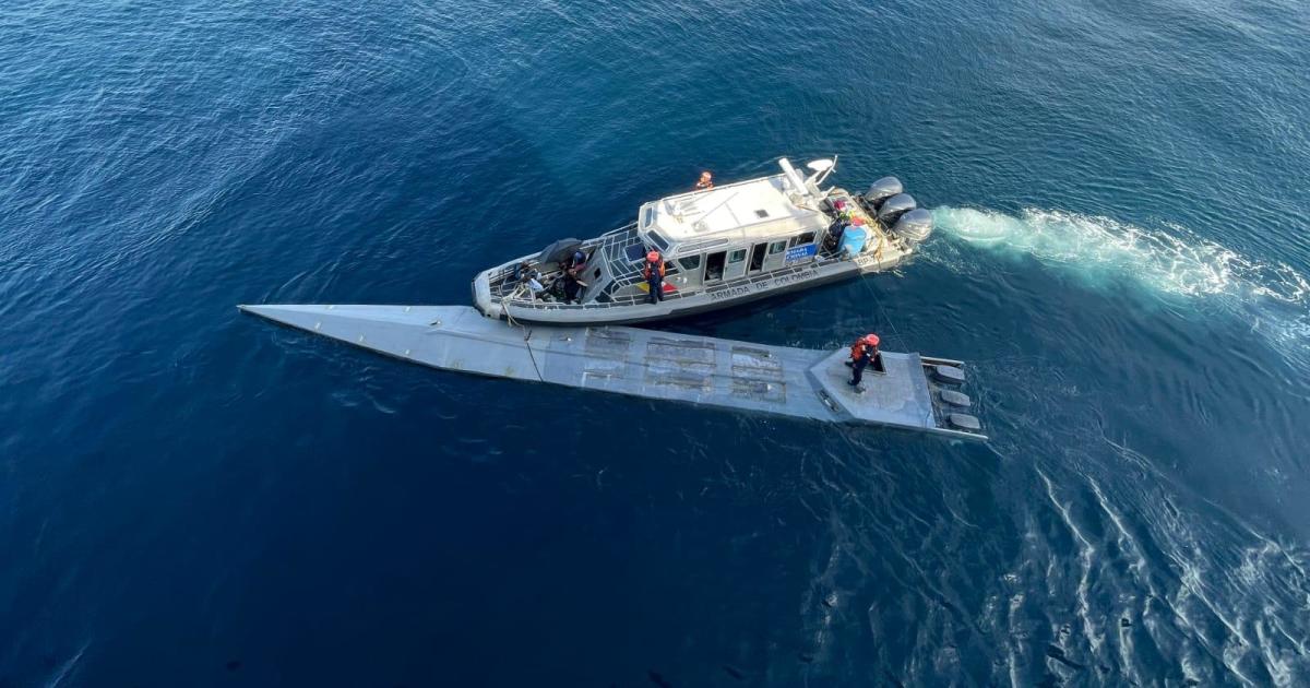 Submarine with 2 bodies, 3 tons of cocaine seized in the Pacific Ocean off Colombia - CBS News