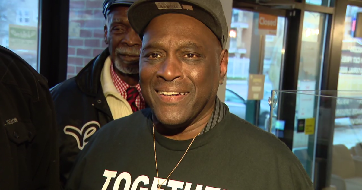 Lee Harris out of prison after conviction tossed CBS Chicago