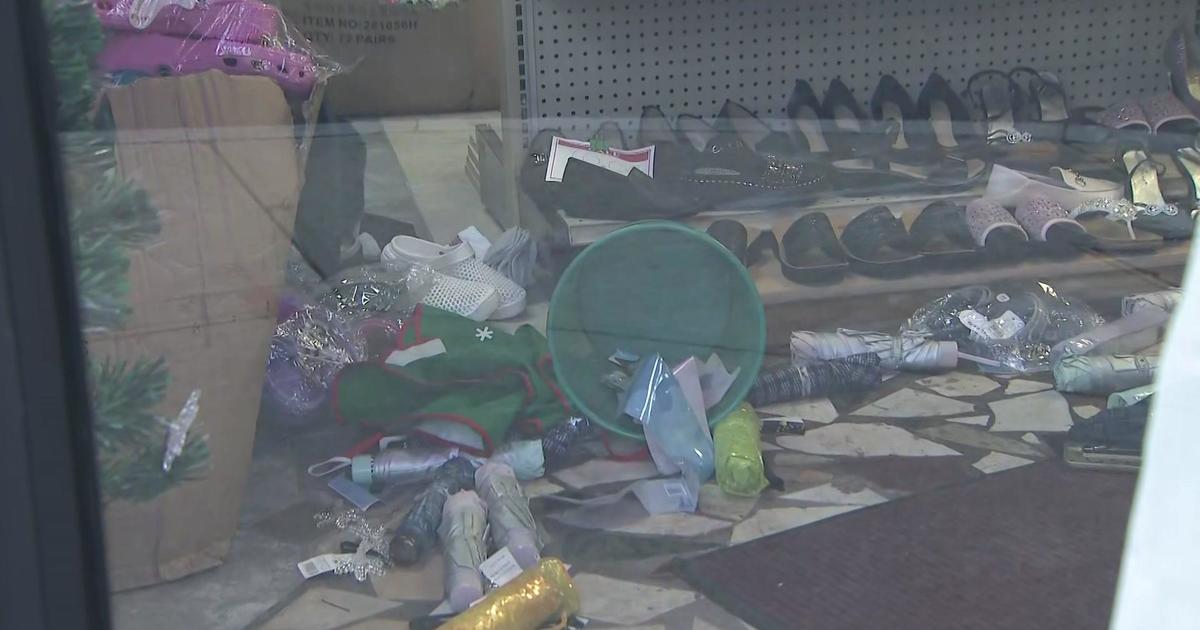 Sources: 2 Slashed After Robbery At New Rochelle Store - CBS New York