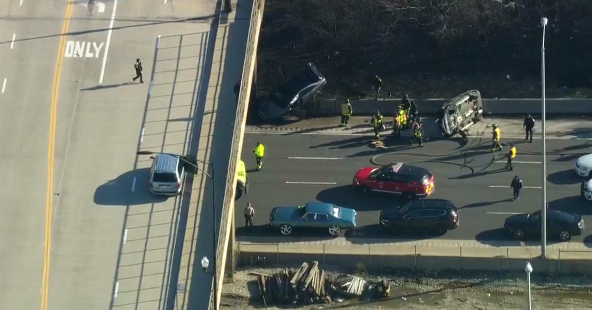 1 dead after multi-car crash on Chicago's Southwest Side - CBS Chicago