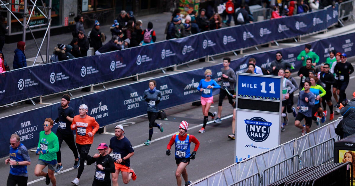 Thousands of runners make their way from Brooklyn to Manhattan in