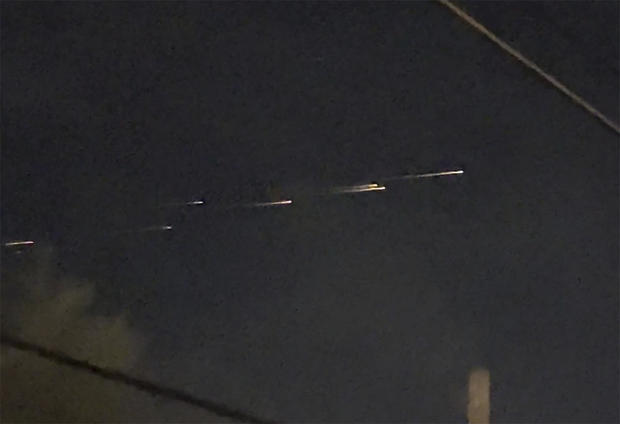 Esta imagen de un video proporcionado por Jaime Hernandez muestra rayos de luz que viajan por el cielo sobre el área de Sacramento, California, la noche del viernes 17 de marzo de 2023. Credit: JAIME HERNANDEZ / AP