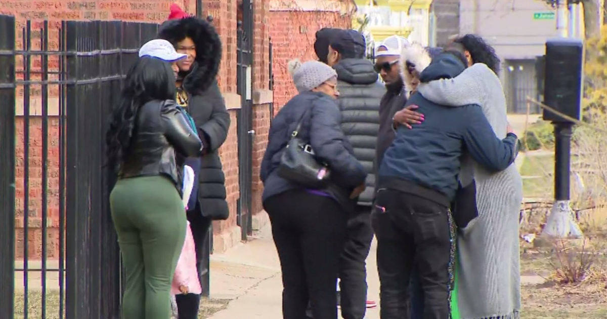 Man shot and killed in Rogers Park home invasion - CBS Chicago
