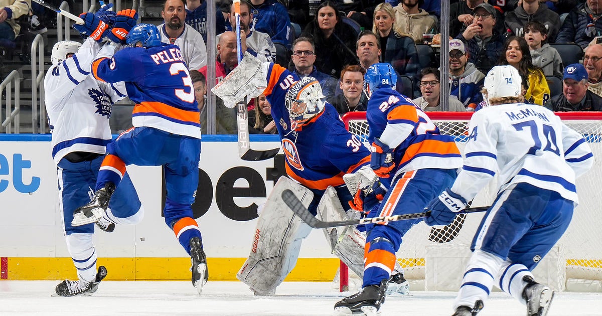 Cal Clutterbuck scores twice, Islanders blast Maple Leafs