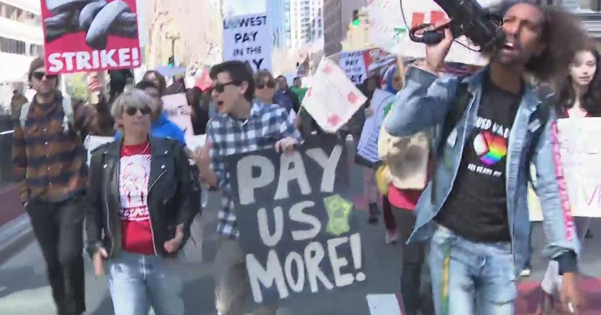 Oakland teachers march to district headquarters demanding better pay ...