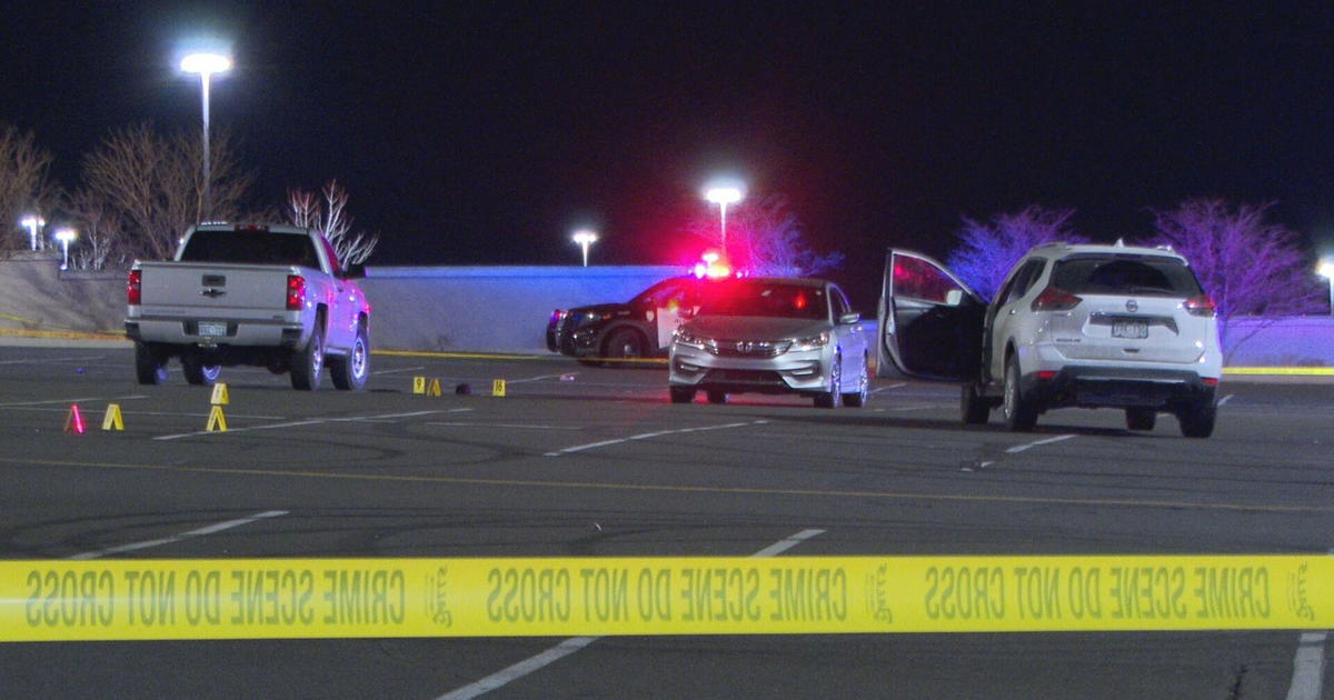 Teen shot and killed outside Town Center at Aurora Mall