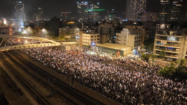Thousands of Israelis protest Netanyahu sacking defense minister 