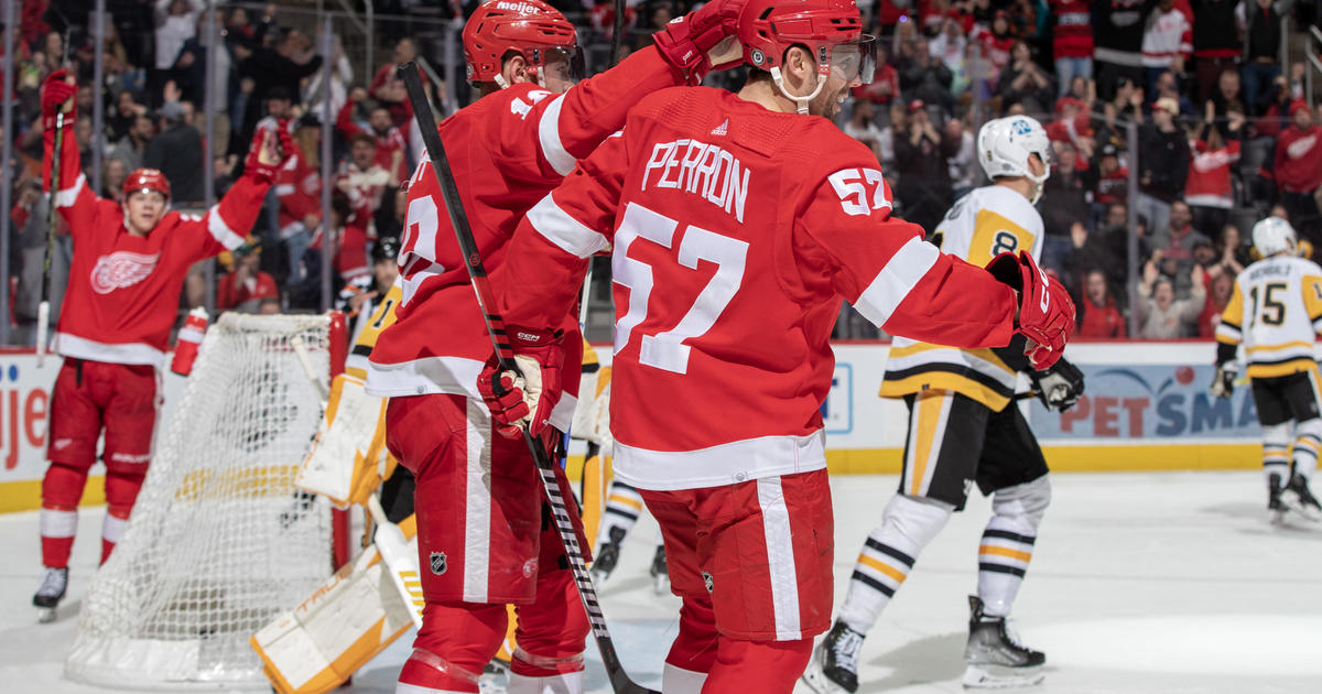 Perron’s 3rd-period hat trick lifts Red Wings past Penguins