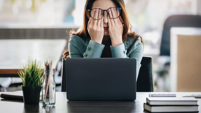 Concept Burnout Syndrome. Business Woman feels uncomfortable working. Which is caused by stress, accumulated from unsuccessful work And less resting body. Consult a specialist psychiatrist. 