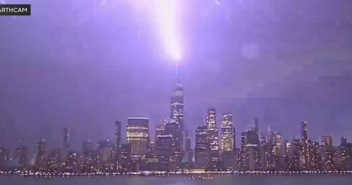 Video captures lightning striking top of One World Trade Center during  Saturday's storm - CBS New York