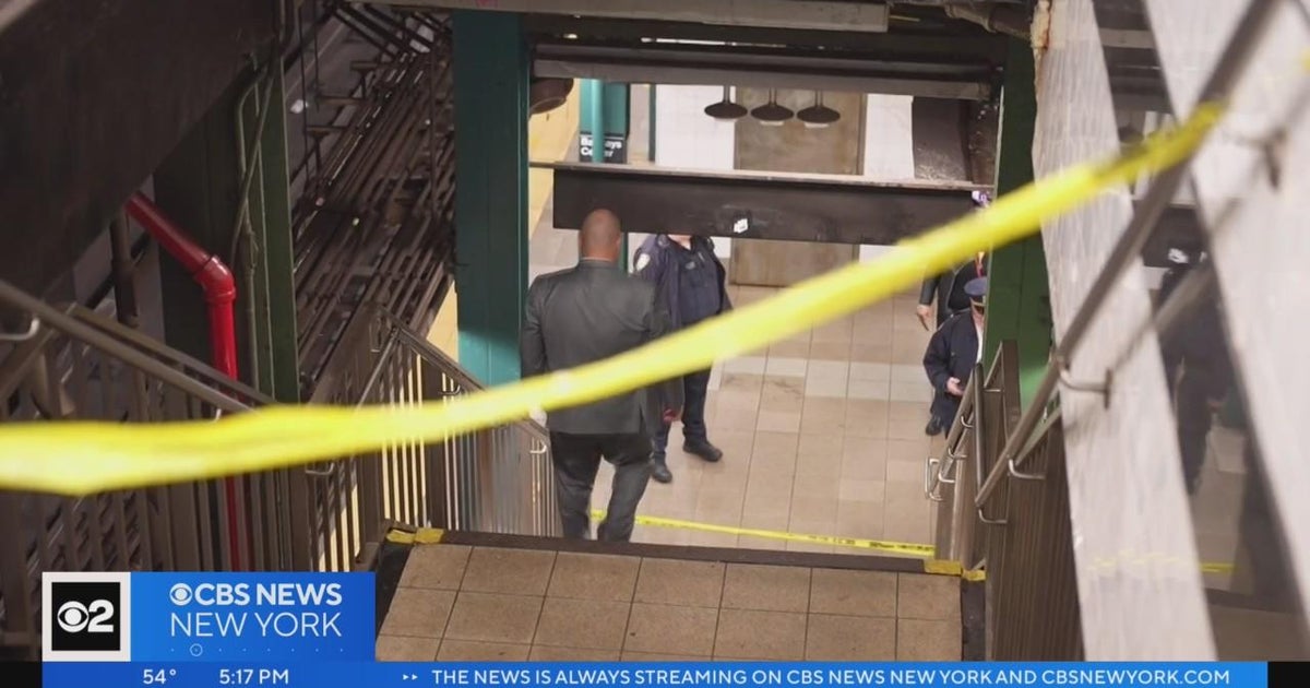 18-year-old fatally stabbed on D train in Brooklyn - CBS New York