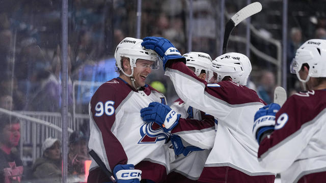 Nathan MacKinnon's hat trick lifts Avs to Central title