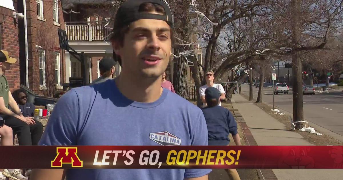 U of M students cheering on hockey team at championship