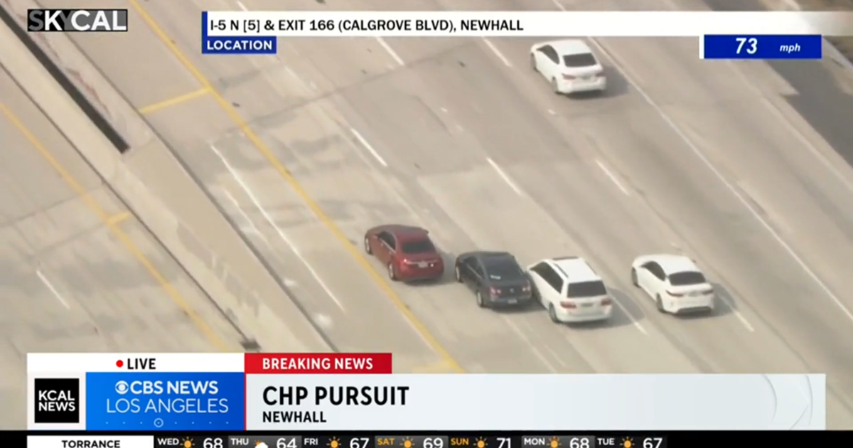 Pursuit Suspect Splits Lanes And Squeezes Between Two Cars During Chase On I 5 Cbs Los Angeles