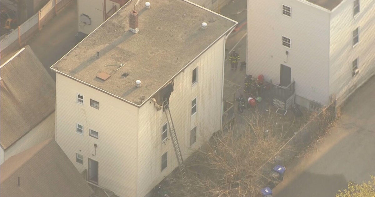 Man dies after fire in tripledecker on Phillips Street in Methuen