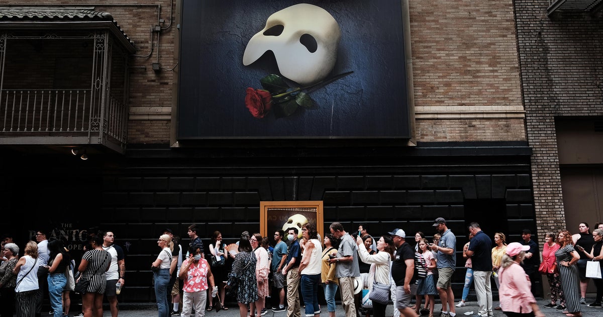 ''Phantom of the Opera'' superfans say goodbye to Broadway's longest-running show - Vimarsana News