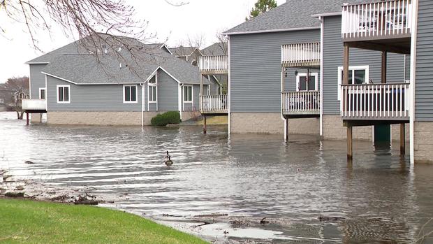 10p-pkg-flood-check-in-wcco38lg.jpg 