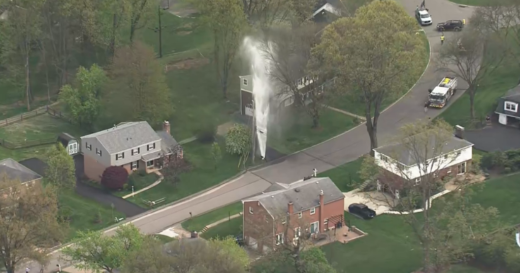 Main break shoots water into air in Ross Township - CBS Pittsburgh