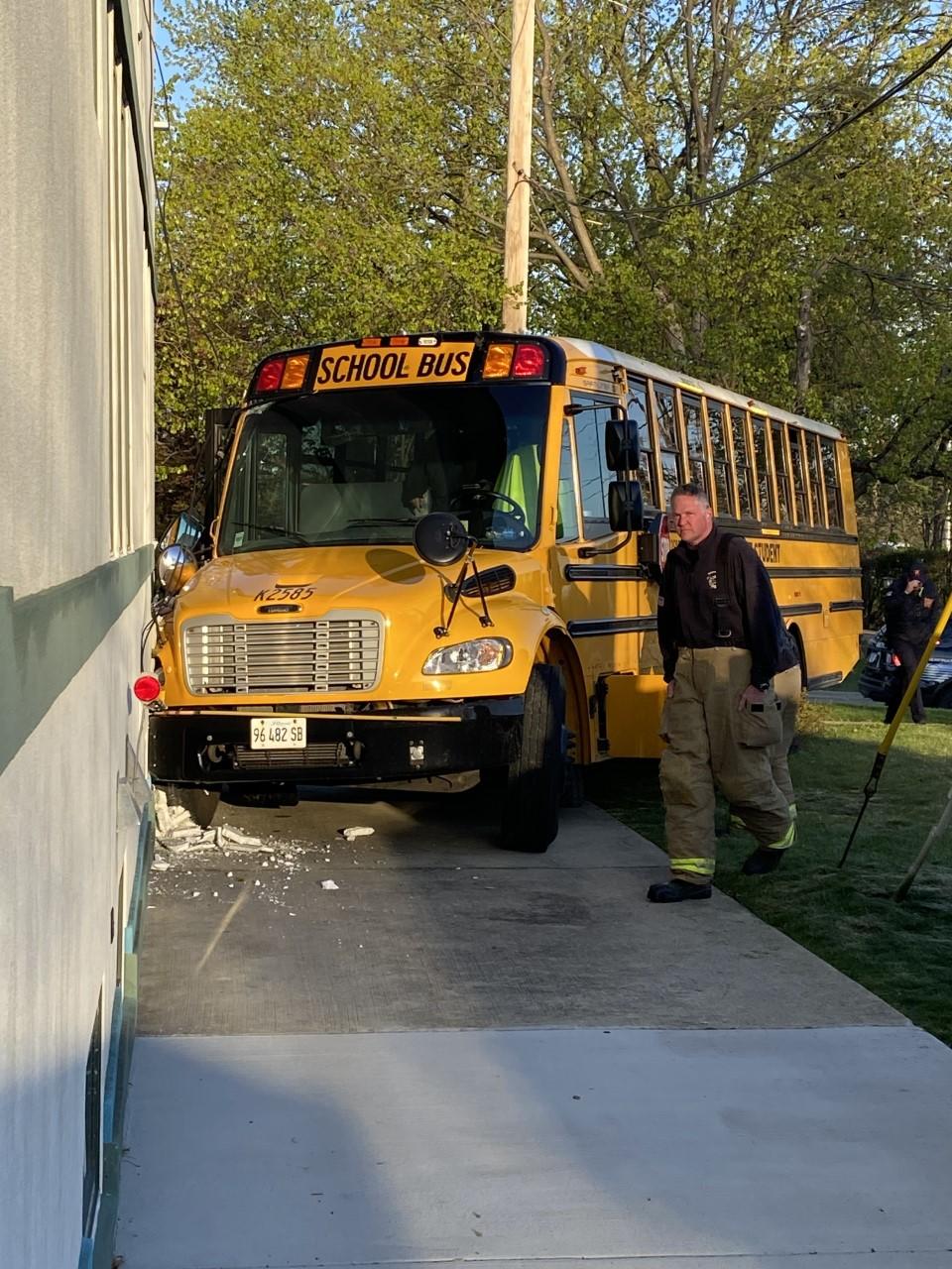 School bus crashes into house in Western Springs - CBS Chicago