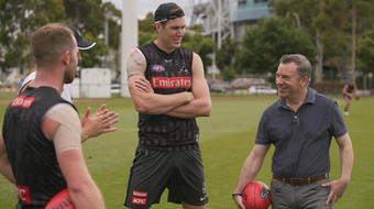 How to play Australian rules football 