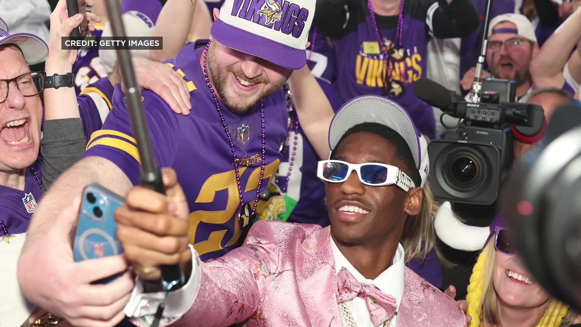 After home opener, Vikings' Alexander Mattison meets young fan who survived  open heart surgery - CBS Minnesota