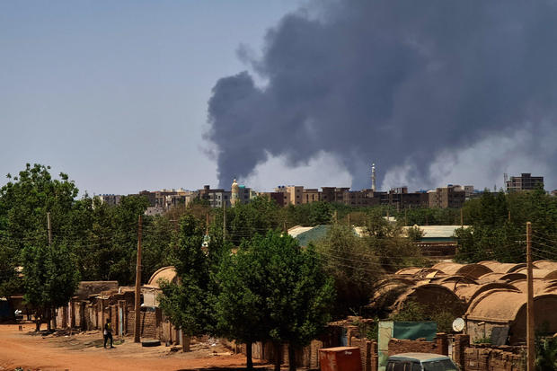 TOPSHOT - Smoke billows over buildings in Khartoum on May 1, 2023 as deadly clashes between rival generals' forces have entered their third week. 