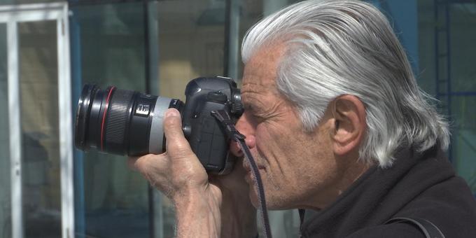 Photographer, 75, risks his life documenting the "insanity of war" 