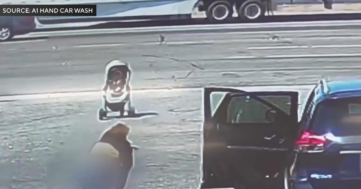 Dramatic video shows good Samaritan stopping runaway stroller from rolling into traffic