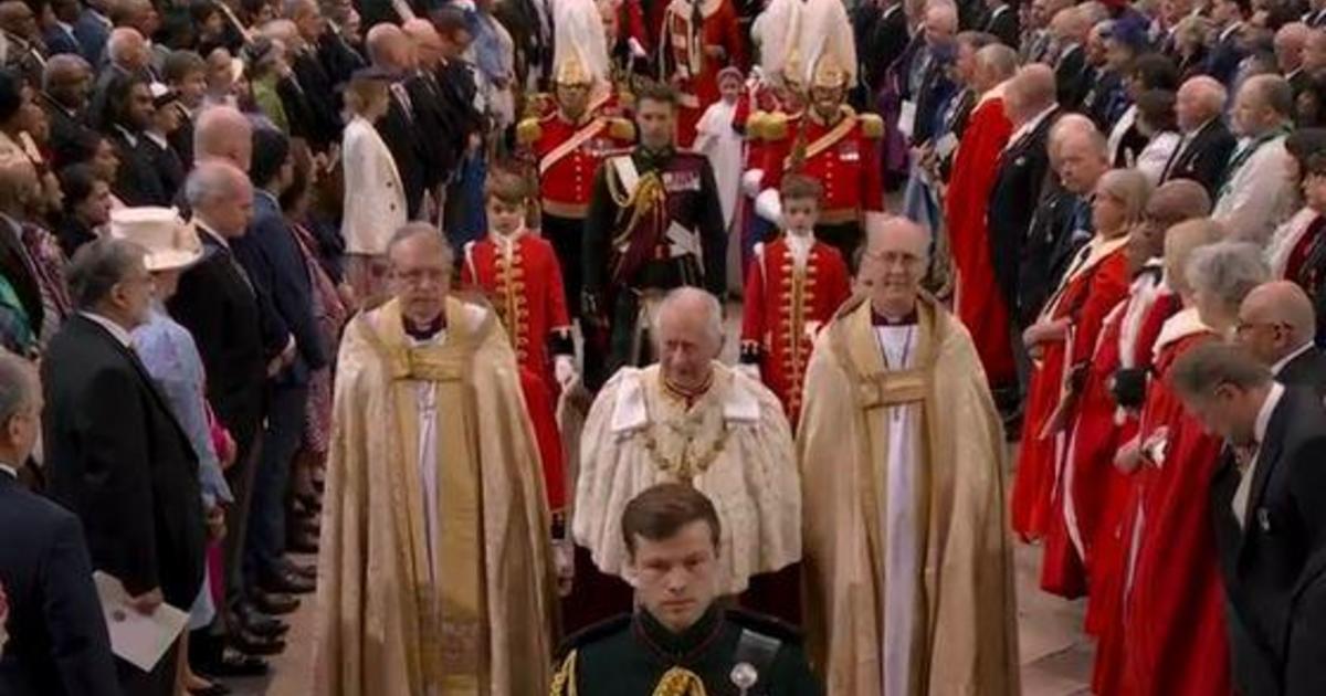 Rei Charles e Camilla chegam à Abadia de Westminster