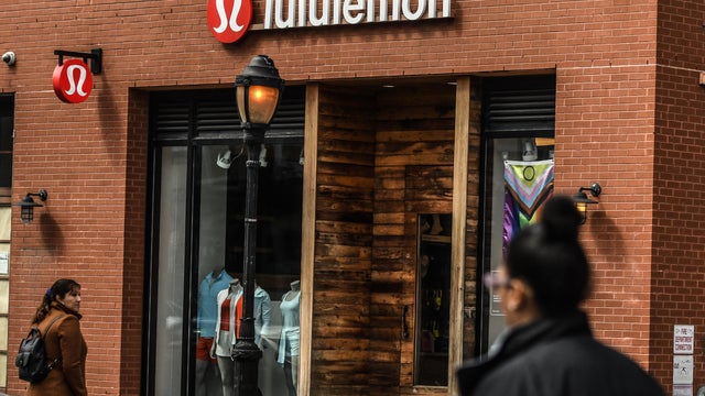 Lululemon Earnings Set To Jump In Holiday Quarter 