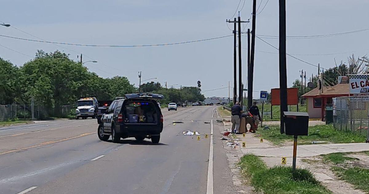 8 dead after pedestrians hit car outside Texas immigrant shelter;  Driver in custody