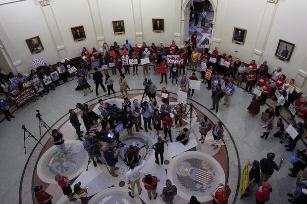 In surprise move, Texas lawmakers advance assault weapons bill