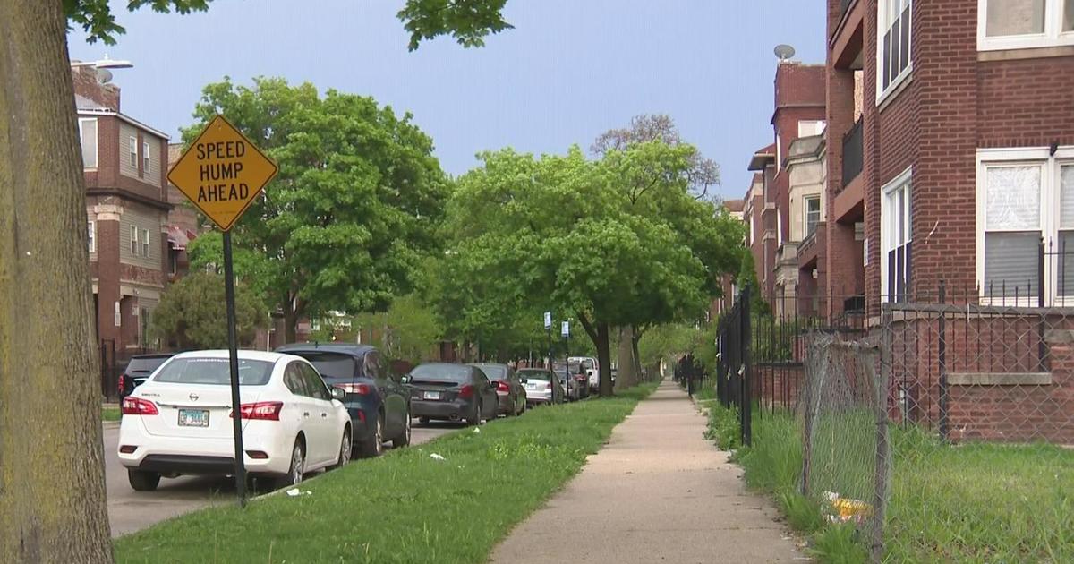 man-with-knife-cuts-chicago-police-officer-in-arm-and-head-cbs-chicago