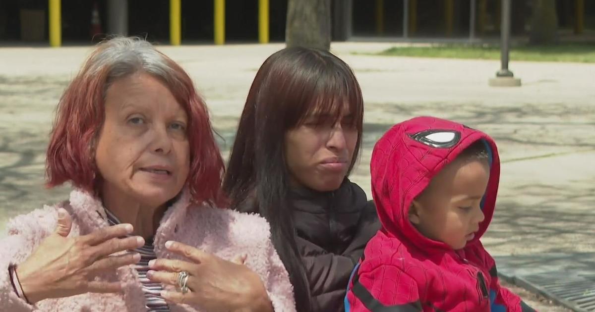 Abuela que huyó de Venezuela duerme en comisaría de Chicago