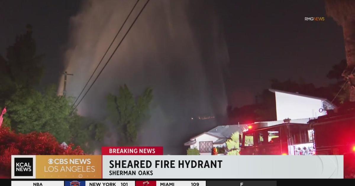 Sherman Oaks Sheared Hydrant Shuts Down Street Floods Homes Cbs Los Angeles 8337