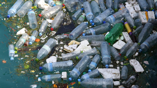 Пластиковые бутылки и полистирол плавают в море