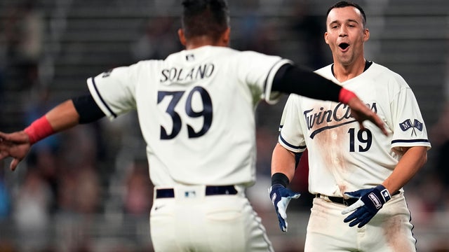 Twins' Kyle Farmer hit in face by 92 mph fastball from Lucas Giolito