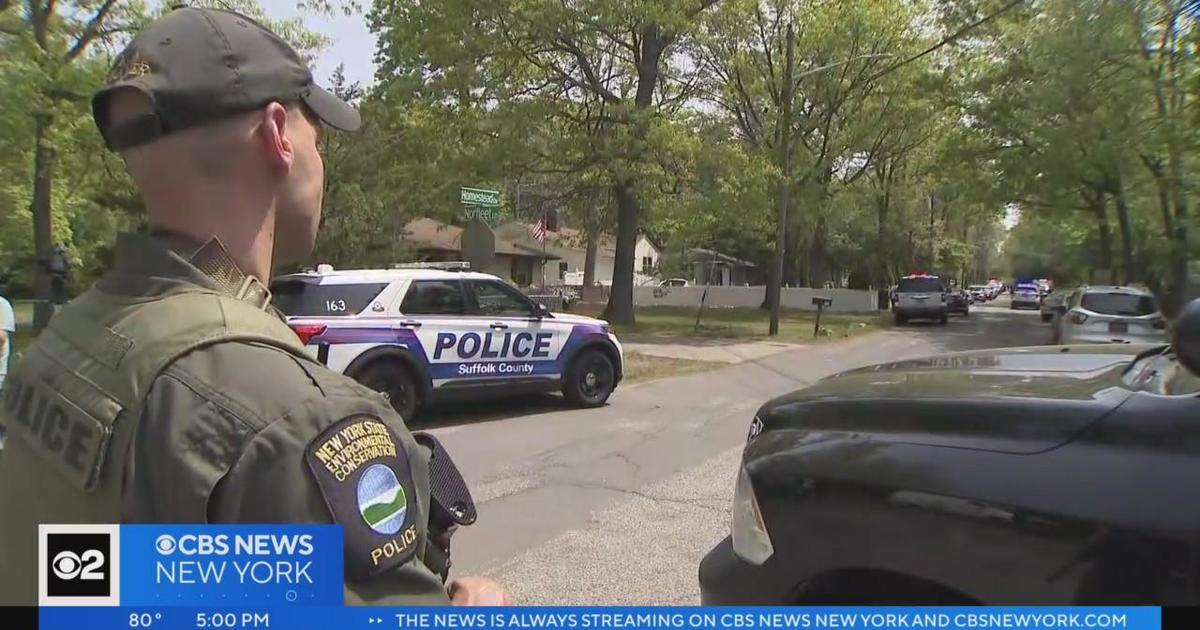 Long Island police officer shot trying to stop robbery - CBS New York