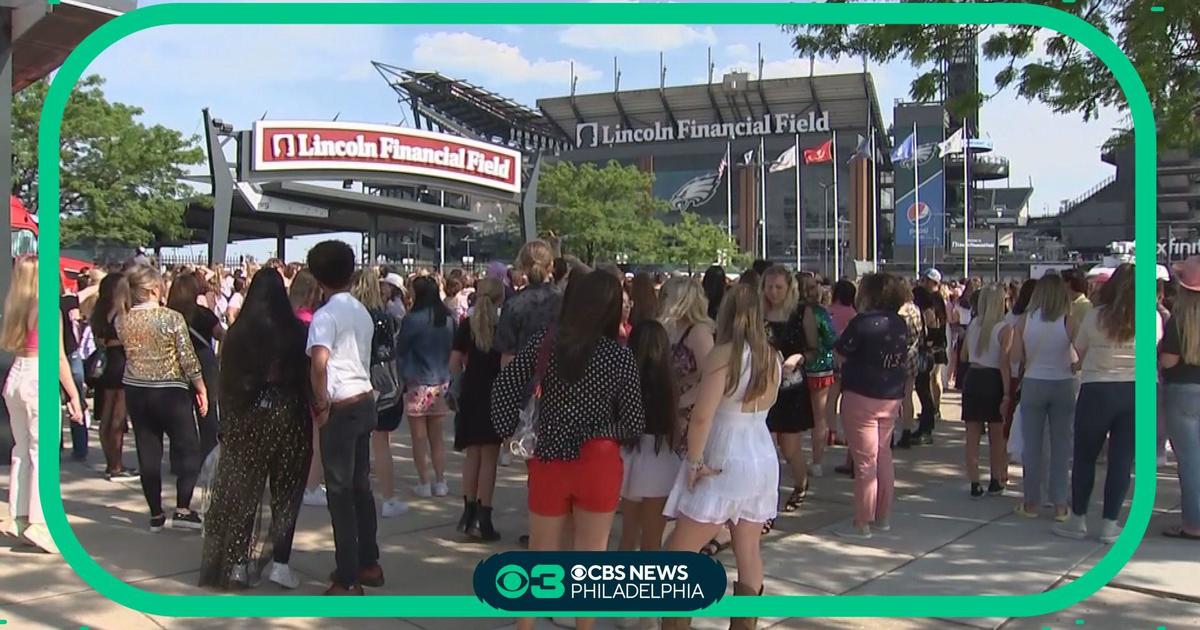 Taylor Swift performs 'Shake It Off' at Lincoln Financial Field 