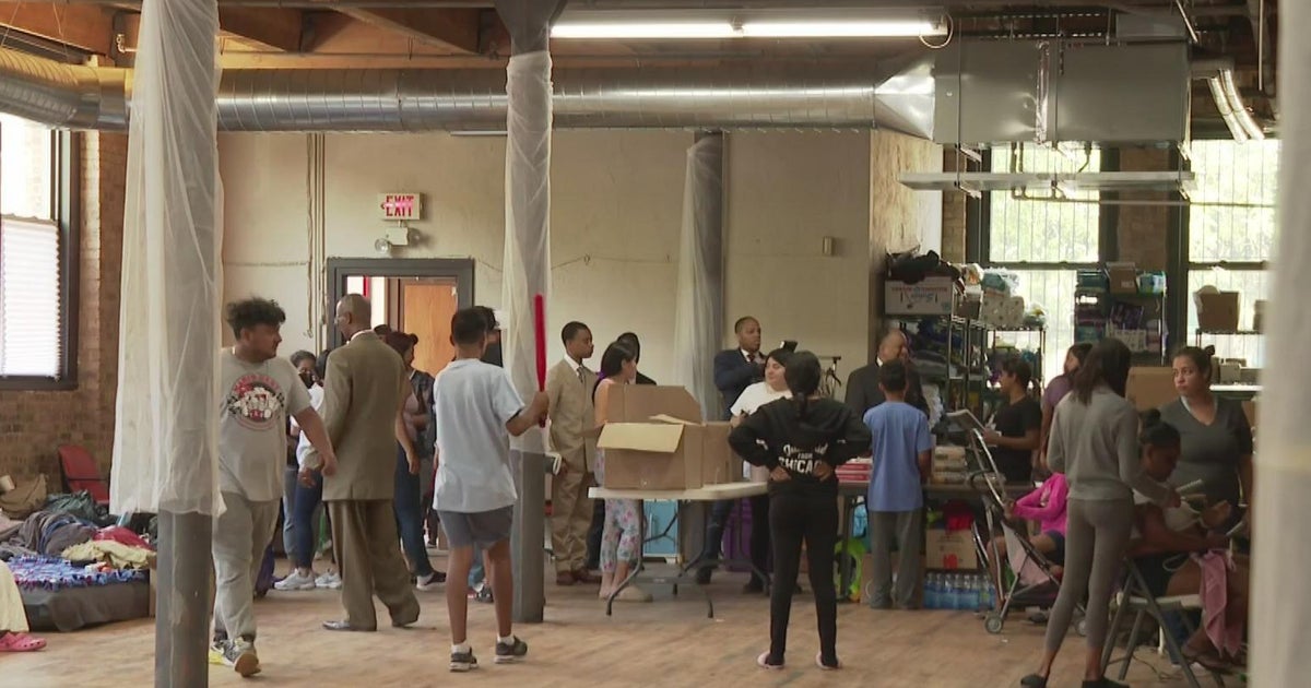 Community volunteers help migrants at Pilsen shelter CBS Chicago