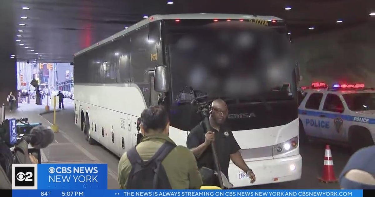 More asylum seekers arrive in NYC as Title 42 expires - CBS New York