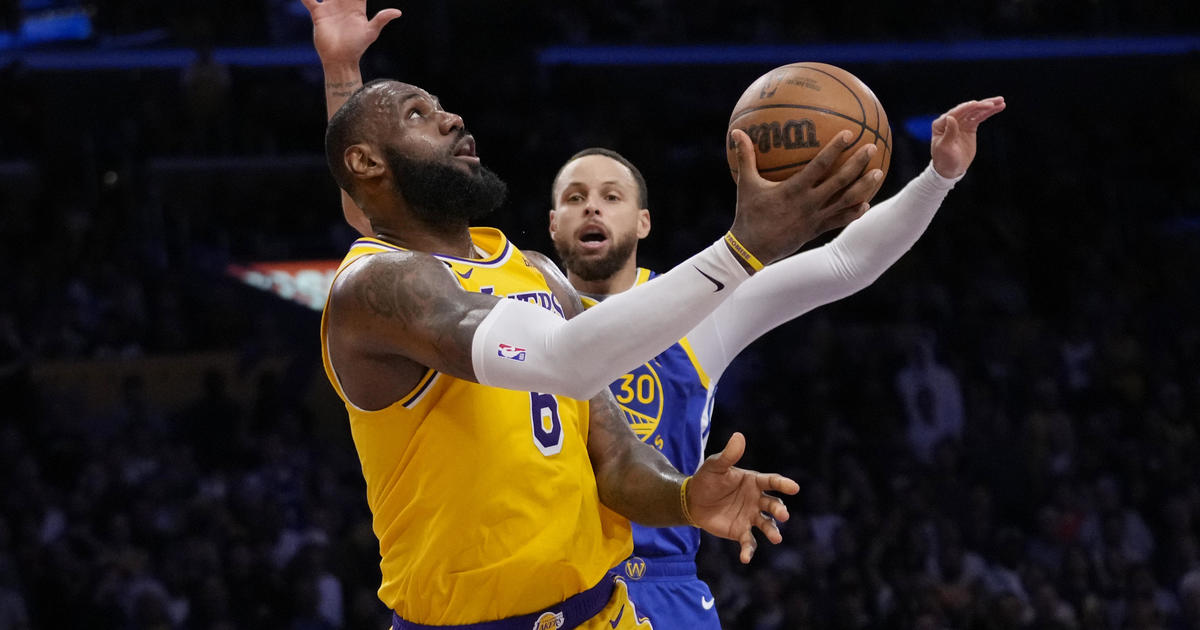 Anthony Davis scores 23 points as Lakers beat Warriors for seventh