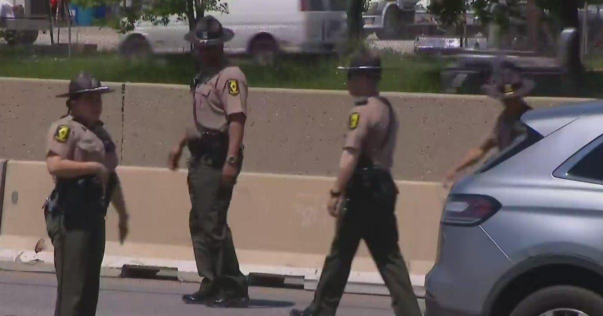 One killed, one wounded in Eisenhower Expressway shooting - CBS Chicago