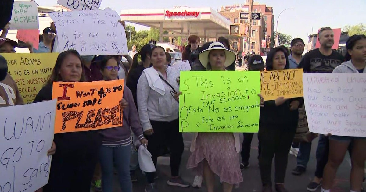 Parents protest plan to house asylum seekers in gymnasium at P.S. 172 in Sunset Park, Brooklyn - Vimarsana News