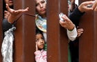 cbsn-fusion-thousands-of-migrants-in-legal-limbo-after-end-of-title-42-thumbnail-1965242-640x360.jpg 