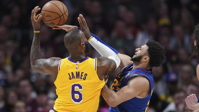 Warriors' fourth quarter rally falls short as Lakers take Game 1