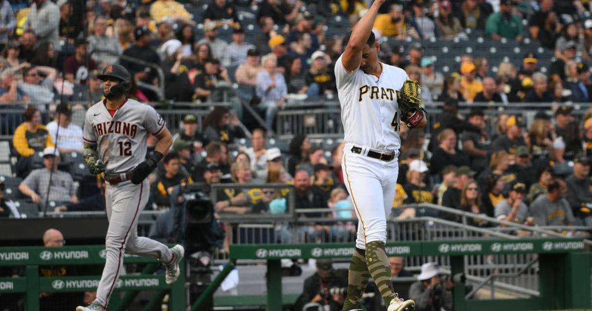 Carroll drives in winning run in the 10th in the Diamondbacks' 3-2 victory  over the Pirates