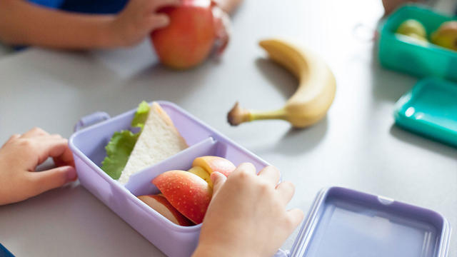 kids-eating-in-cafeteria.jpg 