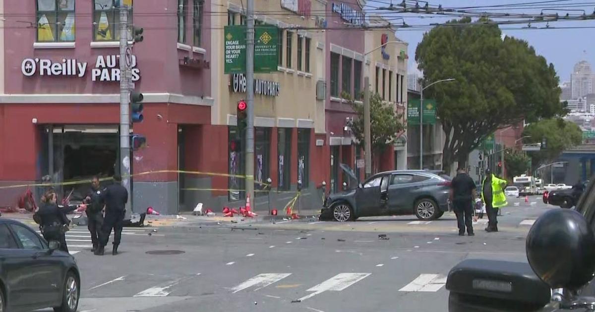 1 dead, 4 injured after police pursuit ends in horrific San Francisco Mission District crash